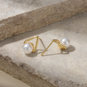 Boucles d'oreilles clous en fausses perles en forme de goutte d'eau, plaquées or 18 carats, en alliage de zinc, bijoux de mode pour soirée - Product Image 3