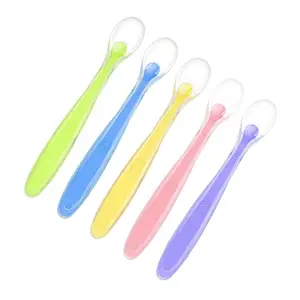 Cucchiaio da allenamento per bambini in Silicone morbido colorato sicuro per 0-12 mesi per mangiare manuale confezionato in scatola