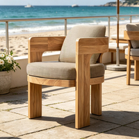 Ensemble de salle à manger d'extérieur en teck moderne et écologique, résistant aux intempéries, avec coussins imperméables, fauteuil de patio côtier, mobilier de luxe pour complexe hôtelier