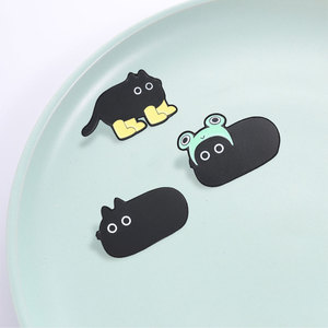 Broche en émail chat noir mignon et dodu, 3 styles : uni/chapeau de grenouille/pattes jaunes, pour décoration de sac à dos - Product Image 3