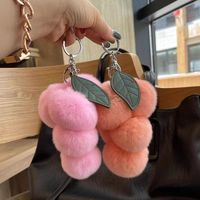 Breloque de sac originale en fausse fourrure de lapin en forme de raisin, boule en peluche tendance, accessoire porte-clés de voiture pour femme
