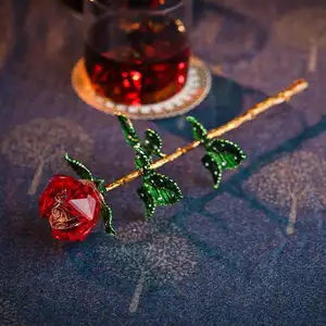 彼のガールフレンドの妻にロマンチックな赤いバラのクリスマスギフトクリスタルクラフトを与えるために設定された透明なクリスタルローズの装飾