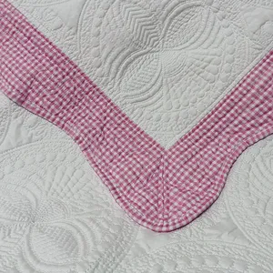 Couverture de bébé personnalisée en coton gaufré à bordure festonnée, broderie inspirée du style vintage, avec garniture à carreaux - Product Image 6