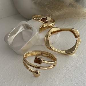 2024 nouveauté mode pas cher en gros à la mode en alliage de métal <span class=keywords><strong>Bracelet</strong></span> en alliage métallique <span class=keywords><strong>bracelet</strong></span> texture lisse manchette <span class=keywords><strong>bracelet</strong></span> - Product Image 3