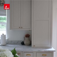 Armoires de cuisine en bois massif de style Shaker, peintes en crème, de la marque Alland Luxury Modern Farmhouse, avec poignées en laiton, pour villa.