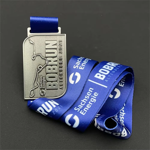 Medaglia Personalizzata a Forma di Cervello con Smalto Geometrico e Cordino Rosso per Corsa Benefica a Supporto della Consapevolezza sul Denti di Cervello - Product Image 3