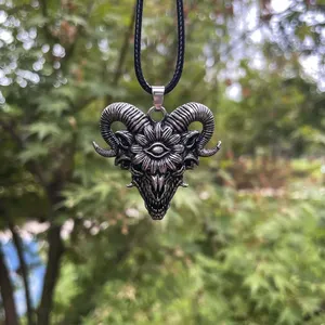 Collier pendentif tête de chèvre viking, crâne d'animal, punk, en acier inoxydable, avec chaîne en bambou - Product Image 1