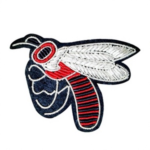Insignia de seda bordada con diseño de abeja, tela y fieltro, tipo cosido para bolsos, tamaño y logotipo personalizados - Product Image 1