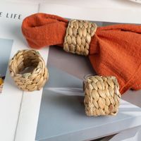 Anneaux de serviette en paille tressée faits à la main pour la décoration de table à la maison et boutons de serviette créatifs en papyrus tissé pour hôtels