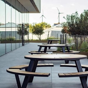 Conjunto de Mesa de Picnic Redonda para Exteriores con Asientos de Madera y Marco Blanco para Jardín o Patio, Diseño Impermeable y Duradero - Product Image 3