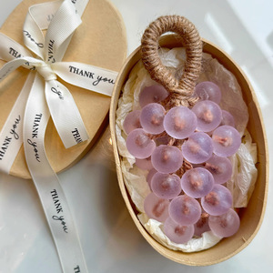 Savon artisanal en forme de raisin, 200g, avec logo personnalisé, roses colorées, raisins faits à la main, avec boîte. - Product Image 4