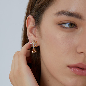 Pendientes de Aro con Forma de Copo de Nieve, Chapados en Oro, Exquisitos y Románticos, de Latón, Joyería de Lujo Ligero, Regalo de Navidad - Product Image 2
