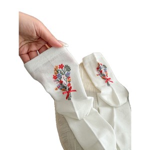 Calcetines a Media Pantorrilla para Mujer, Color Gris Claro, Grisáceo, Blanco, Negro, con Estampado Floral Jacquard, Transpirables, Absorbentes de Sudor, Resistentes al Olor, para Primavera - Product Image 4