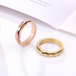 Anillo Giratorio de Acero Inoxidable Chapado en Oro Rosa Pulido con Diseño de Rombo, Resistente al Deslustre - Product Image 5