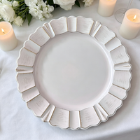 Assiettes de présentation bleu ciel à bord festonné avec détails dorés, en plastique jetable, pour la mise en table de mariages et fêtes d'anniversaire
