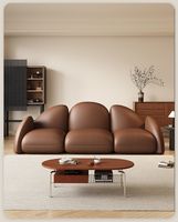 Ensemble de canapé sectionnel en cuir minimaliste italien avec dossier incurvé, 3 places et fauteuil individuel pour un salon moderne dans un appartement ou une villa