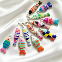 H0928 Ciondoli a forma di pesce in acciaio inossidabile con smalto colorato, a righe brillanti, piccoli pendenti a forma di pesce oceanico per gioielli fai da te, per collane e bracciali