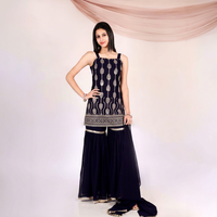Faux Georgette lourd avec broderie au fil, manches et détails de col exclusifs, et bas et dupatta fantaisie.