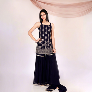 Faux Georgette lourd avec broderie au fil, manches et détails de col exclusifs, et bas et dupatta fantaisie. - Product Image 1