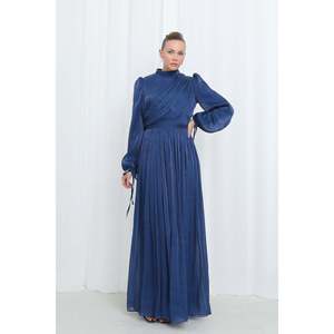 Robe de soirée élégante en satin plissé à manches longues et col montant, coupe trapèze, avec détail portefeuille et lien, pour les femmes modernes portant le hijab - Product Image 1