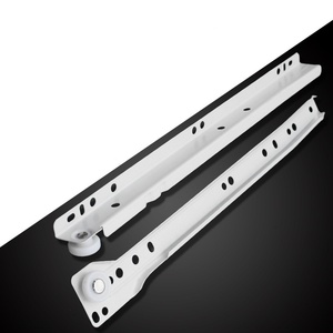 La rielera deslizante del armario está soportada en la parte inferior. La rielera deslizante del cajón de dos secciones está montada lateralmente y junto a la cama. - Product Image 1