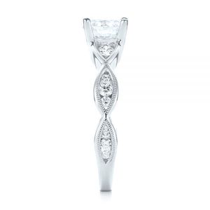 Anello di Fidanzamento F155 per Donna in Oro Bianco con Diamante Taglio Brillante Rotondo Colore G Naturale e Diamanti Laterali - Product Image 4