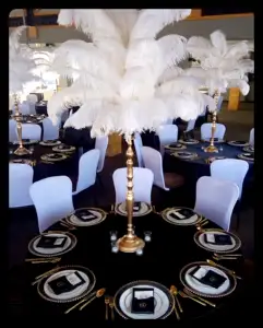 Venta al por mayor, suministro directo de fábrica, pluma de avestruz teñida negra, plumas de avestruz artificiales para decoración de bodas