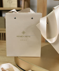 Sac cadeau en papier imprimé avec logo personnalisé pour vêtements, cosmétiques et parfums Prix d'usine avec poignée en ruban - Product Image 4