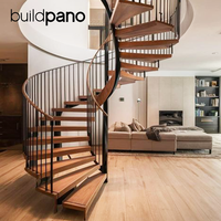 Escalier en colimaçon en acier sur mesure avec marches en chêne blanc et garde-corps en verre pour les intérieurs de villas modernes et luxueuses
