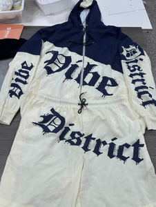 Conjunto de chándal transpirable de verano estilo chicano para hombre, con sudadera con capucha y cremallera, cortavientos y pantalones cortos a juego, con estampado gótico de letras. - Product Image 3