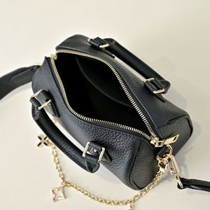 厂家直销2024新款真皮波士顿枕头包20-35l拉链搭扣闭合高品质纹理利基手提包 - Product Image 5