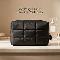 Pochette de maquillage minimaliste noire en pongé matelassé avec fermeture éclair, personnalisable avec logo, pour cadeaux promotionnels, événements GWP, et organisateur de voyage