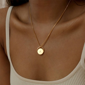 Pendentif rond en acier inoxydable fin, collier personnalisé avec pendentif lettre 26 - Product Image 3