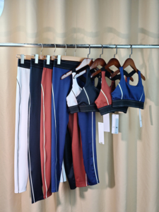 Toptan aynı marka ön Logo moda Yoga Pilates streç dikişsiz nervürlü yüksek kaliteli tozluk kadınlar için 2 parça setleri - Product Image 1