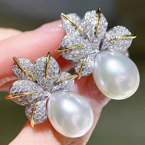 Orecchini a Perno con Perle a Forma di Foglia per Donne, Gioielli Eleganti e Scintillanti per le Orecchie - Product Image 1