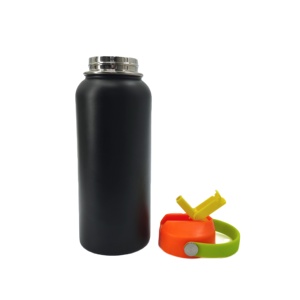 Gourde isotherme robuste en métal noir mat élégant avec couvercle à paille rabattable, poignée rivetée, anti-fuite, pour activités de plein air et sport - Product Image 1