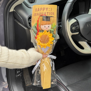 DREA Poupée en crochet faite main, motif bouquet de tournesols, figurine pour diplômé, doctorant, professeur, camarade de classe - Product Image 3
