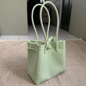 Bolsos de Mano Únicos, Tejidos a Mano, Blancos con Rayas Verdes, para Mujer, Material Plástico Reciclado de Primera Calidad, Tejido Reciclado de Indonesia - Product Image 2