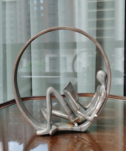 Statuetta decorativa con finitura personalizzabile in ferro moderno astratto uomo posa sul cerchio tavolo Top - Product Image 2