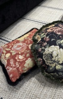 Tissu drapé floral classique européen à grandes roses, couleurs exquises et riches, rappelant une peinture à l'huile vintage.