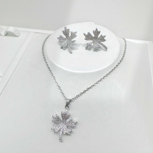 Precio de fábrica, juego de 2 piezas de aretes y collar de plata de ley 925, chapado en oro, elegante y lujoso, conjunto de joyería de diseño para mujer. - Product Image 1