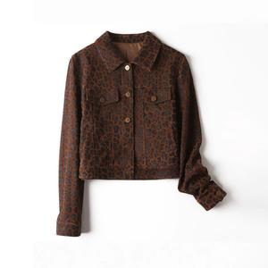 Giacca da Donna in Vera Pelle Scamosciata di Pecora 100%, Stampa Leopardata, Manica Lunga, Chiusura a Bottoni, Stile Vintage Trucker, Casual - Product Image 1
