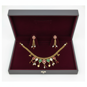 Conjunto de collar choker chapado en oro tradicional con piedras Kundan Polki rojas y verdes, gotas de perlas y aretes a juego. - Product Image 3