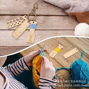 Juego de 3 Herramientas de Tejer Miniatura de Madera, Multifuncional, con Regla, Ganchillo y Costura, Portátil, para Llavero - Product Image 1