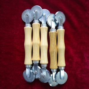 Оптовая продажа с завода: Ролик для ремонта шин, портативный инструмент для швейной работы по шинам, с деревянной ручкой и шарикоподшипником - Product Image 6