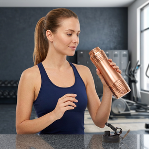 Bouteille d'eau ayurvédique en cuivre 100 % écologique sans BPA avec infuseur à thé, couvercle et paille, compatible lave-vaisselle – Vente en gros BS International - Product Image 1