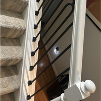 Intérieur de maison moderne du milieu du siècle rampe et rampe d'escalier en fer forgé lourd balustrades et mains courantes en cuivre huilé