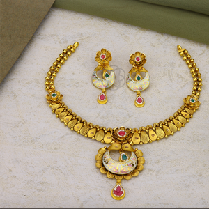 Elegante conjunto de collar tradicional de oro con detalles florales en esmalte y pendientes a juego, joyería fina nupcial para ocasiones festivas. - Product Image 3