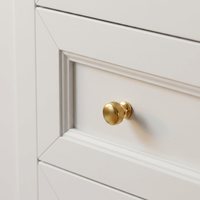 Armoire Shaker Moderne en Bois Massif Blanc avec Poignées Dorées, Solution Personnalisée OEM pour Chambre de Villa