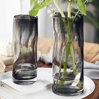 Décoration d'intérieur minimaliste moderne Vases cylindriques en verre transparent de couleur pliante de haute qualité pour les mariages et la décoration de table